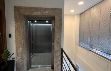 Ambient prestigjoz për zyra në zemër të Bllokut