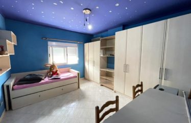 Shitet apartament 2+1, Komuna e Parisit