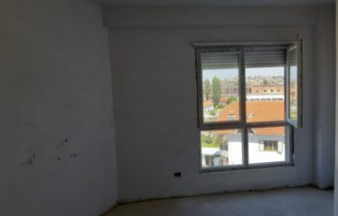 Shitet apartament 2+1, te 5 Maj