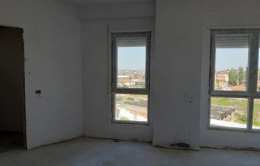 Shitet apartament 2+1, te 5 Maj