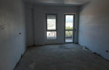 Shitet apartament 2+1, te 5 Maj